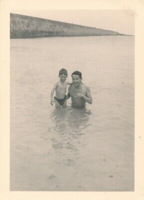 Snapshot garçon avec homme dans l'eau mer plage vacances maillot swimsuit boy
