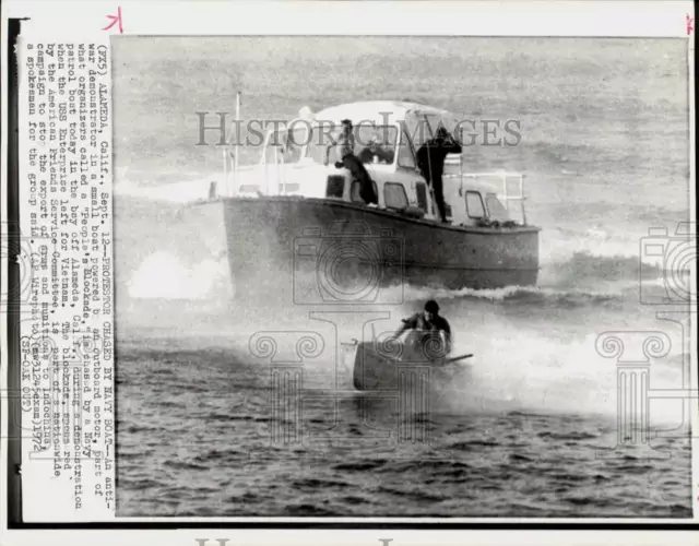 1972 Press Photo Antiwar demonstrator chased by Navy patrol boat in Alameda, CA