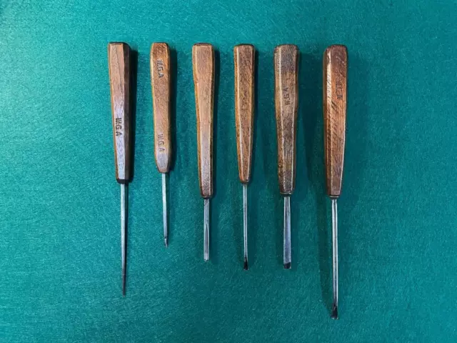 Set of 6 vintage wood carving chisels. 2no Addis, 1no Henry Taylor, 3no unknown