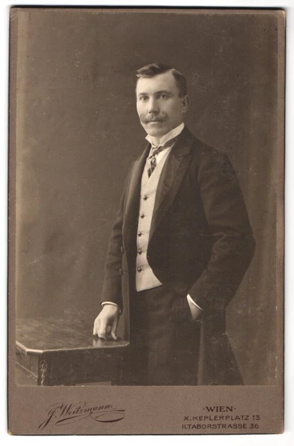 Fotografie J. Weitzmann, Wien, Taborstraße 36, junger Mann im feinen Zwirn