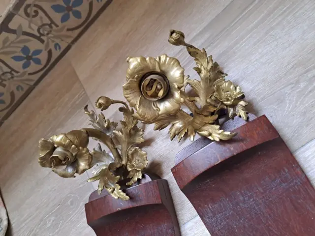 Paire d'appliques Art Nouveau avec des pavots en bronze sur base palissandre