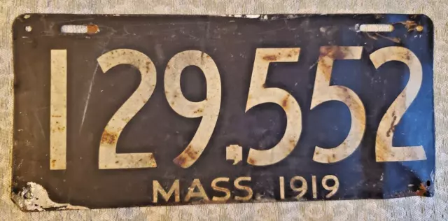 Massachusetts License Plate, 1919- Antique Mass Auto Tag 129-552