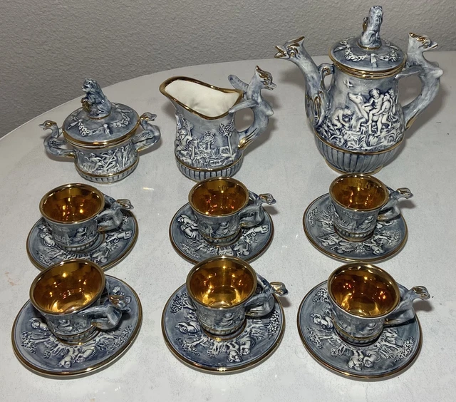 Service à Café En Porcelaine Capodimonte XXe Siècle - 12 Tasses, Sucrier, Cafetière, Laitière, Doré