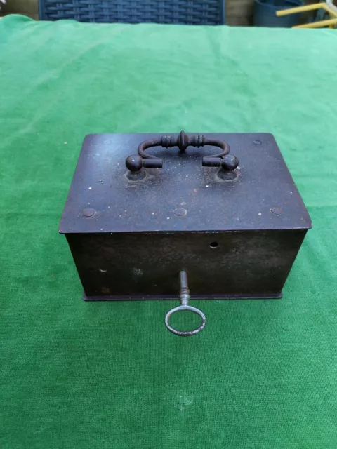 ANCIEN PETIT COFFRE En Acier Avec Sa Clef Restaurer EUR 20,00