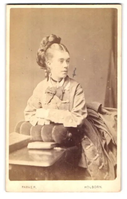 Fotografie W. G. Parker, Holborn, 40, High Holborn, Portrait junge Dame im Klei