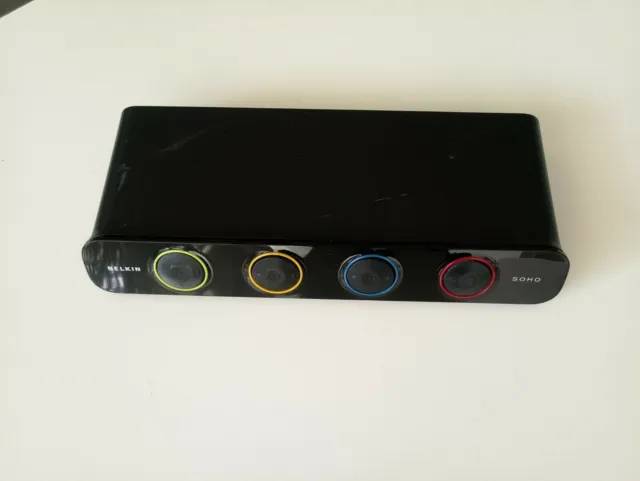 Conmutador KVM SOHO de 4 puertos Belkin con audio F1DS104J