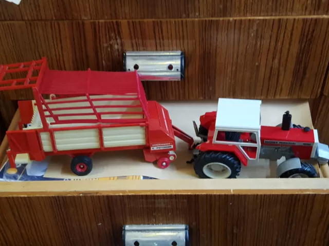 Britains: Traktor mit Heuladewagen Massey Ferguson rot/weiss