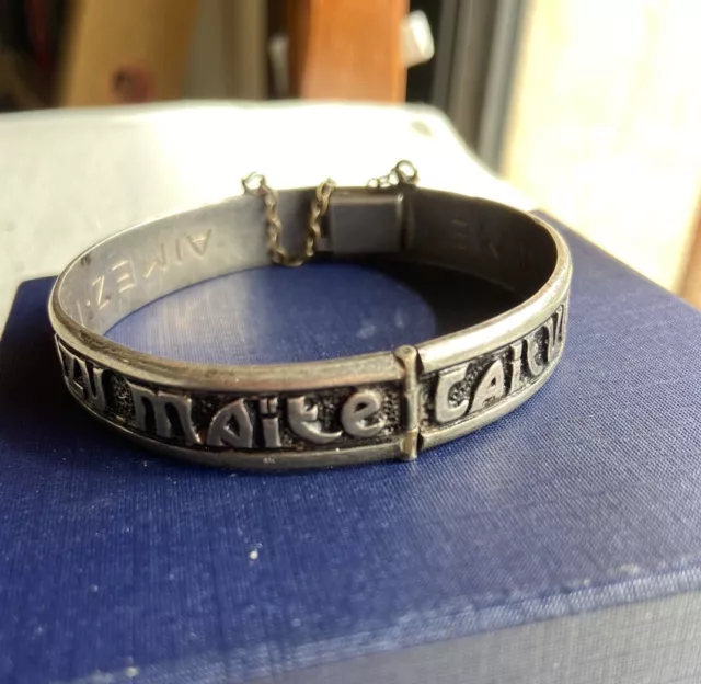 Beau bracelet breton ancien rare  en argent massif avec fermoir à sécurité.