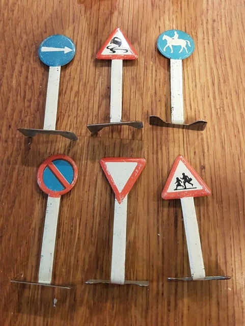 ECHELLE HO. 35 Panneaux Et 3 Feux De Signalisation Plastique. Lot EUR ECHELLE HO. 35 Panneaux Et 3 Feux De Signalisation Plastique. Lot EUR