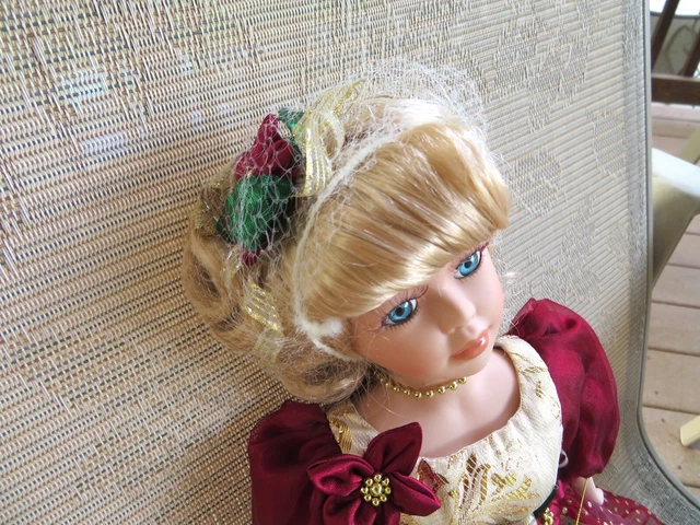 Heritage Signature Collection "Holly" Porcelain Christmas Doll 2000 ~~Lit Wreath 3