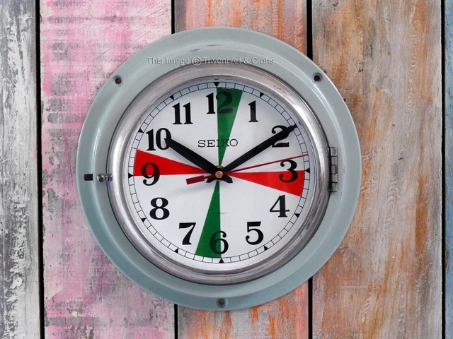 Ancien navire marine reconditionné en gris lave : horloge