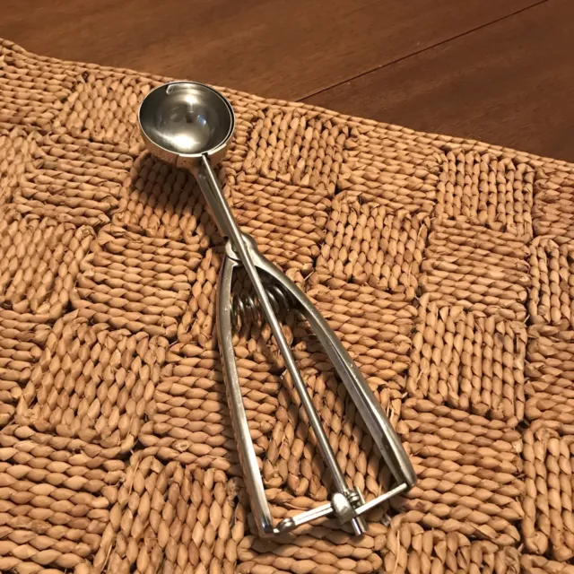 https://www.picclickimg.com/kyAAAOSwQyxlbUe7/Pampered-Chef-INOX-Stainless-18-8-MELON-BALLER-COOKIE.webp