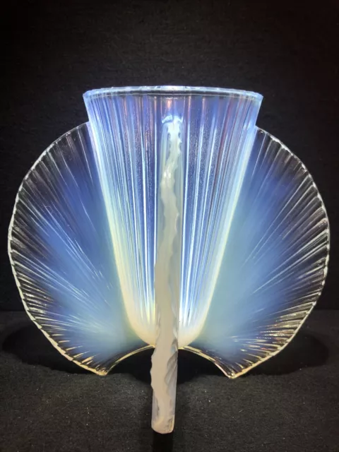 Pierre D'Avesn Rare French Art Deco Opalescent Glass Fan Vase c.1930.