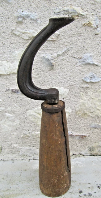OUTIL ANCIEN DE CORDONNIER ou SABOTIER , ENCLUME CIRCULAIRE à 3 PIEDS