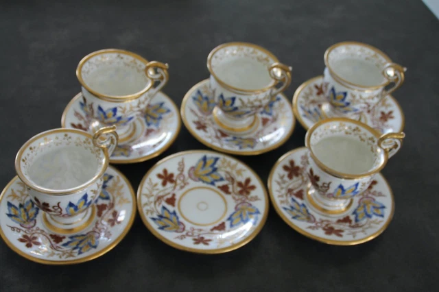 MAGNIFIQUE ET RARE LOT DE 5 TASSES ET 6 SOUS TASSES EN PORCELAINE DE PARIS XIX è