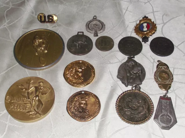 Lot De 15 Anciennes Medailles Bronze Et Divers+1 Terre Cuite