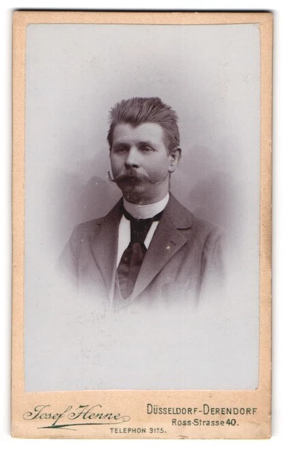 Fotografie Josef Henne, Düsseldorf-Derendorf, Portrait junger Mann im Anzug mit