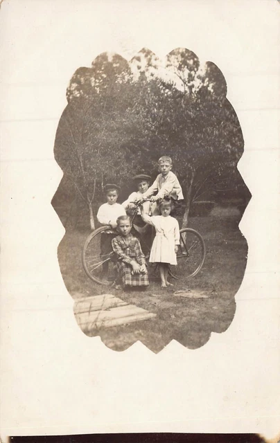 Lots De Enfants Around Un Bicycle ~1910s Véritable Photo Carte Postale