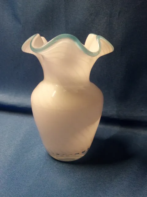 alte Vase,weiß gewellter, blauer Rand,überfangen,leichtes Wellenmuster,Murano?