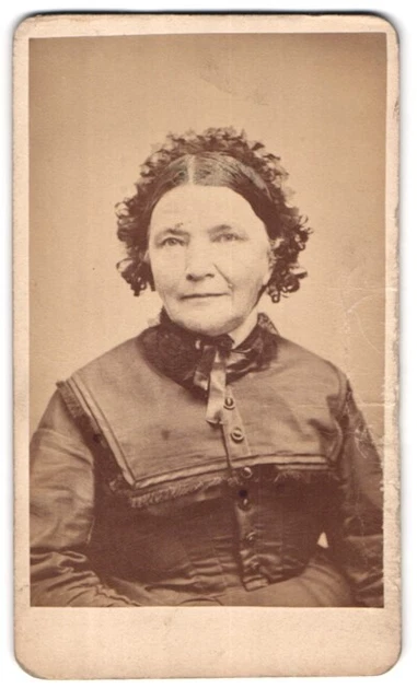Fotografie W.F. Stein, Ravenna, Portrait Dame mit Kopfschmuck im schwarzen Klei