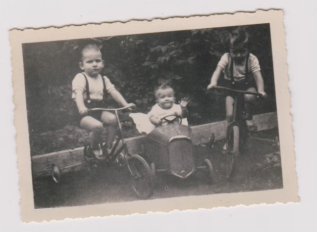 Photo Ancienne Vintage Noir Et Blanc - Bel Enfant Sur Chaise Empire - Thème Familial