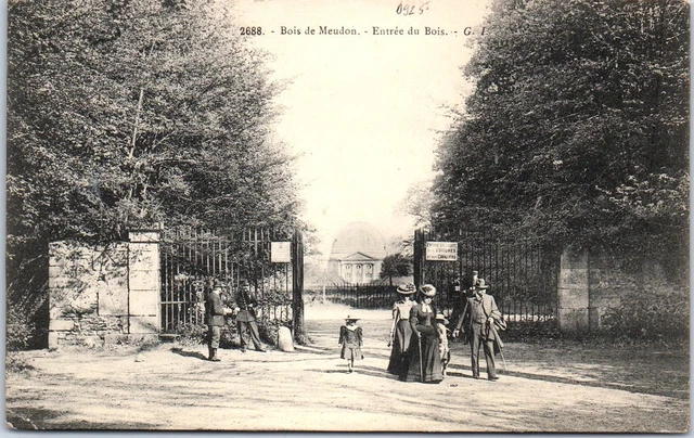 92 MEUDON - une vue de l'entree du bois.