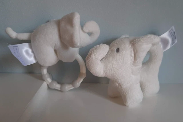 Pacchetto giocattolo morbido Little White Company Elephant Hand Rattle & Teether