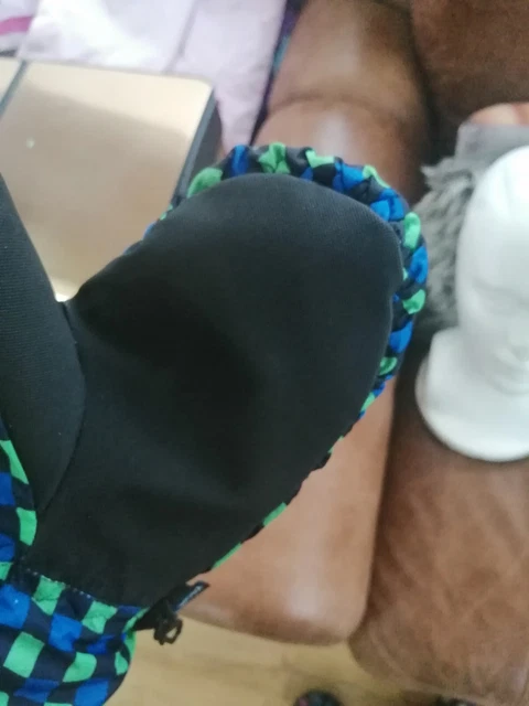 childrens ski mittens size 5.5 for age 11-14 approx. vgc 11