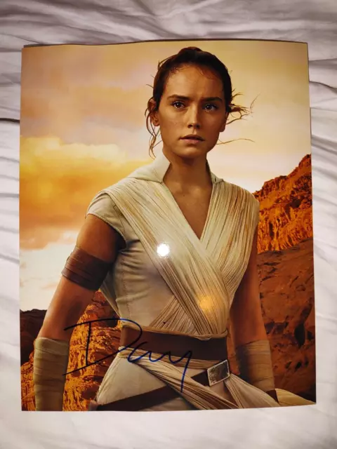 Daisy Ridley 10 x 8 Hand Signed Photo with COA