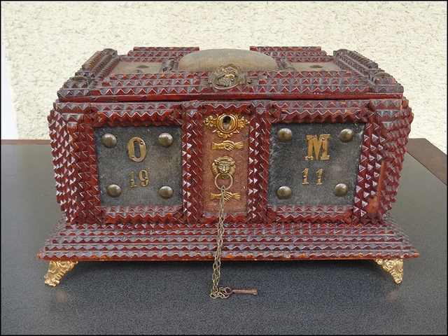 Ancienne boite à bijoux en bois décor chinois - Décoration