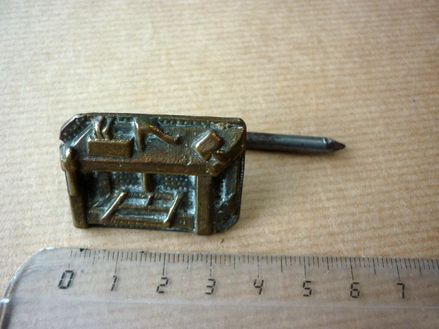 ANCIEN INSIGNE DE métier broche corporation en bronze Menuisier artisan