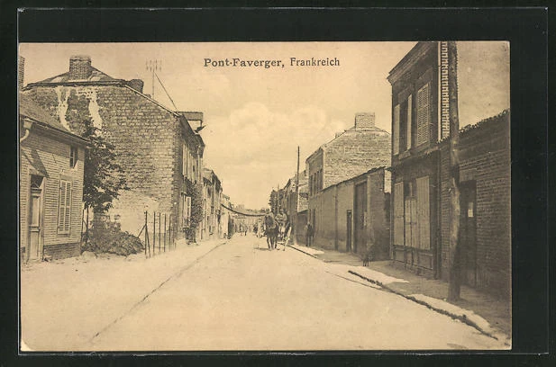 CPA Pont-Faverger, vue de la rue avec des passants et attelage à cheval 1916