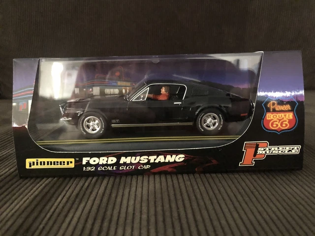 Voiture De Slot 1:32 Pioneer - Ford Mustang Fastback 1968 Route 66 - Avec Vitrine