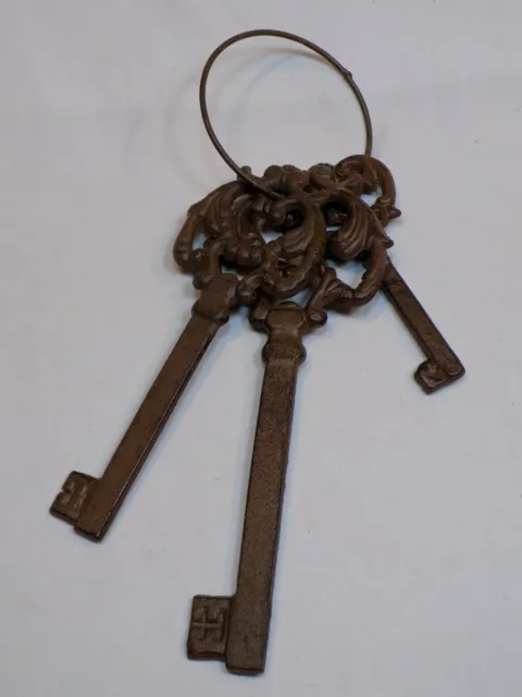 Skeleton Key Ring Large Wall Decor Cast Iron Rustic Design 3 Keys Decorative