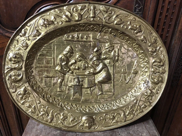 Plato decorativo antiguo en latón repujado y cincelado, de finales del...
