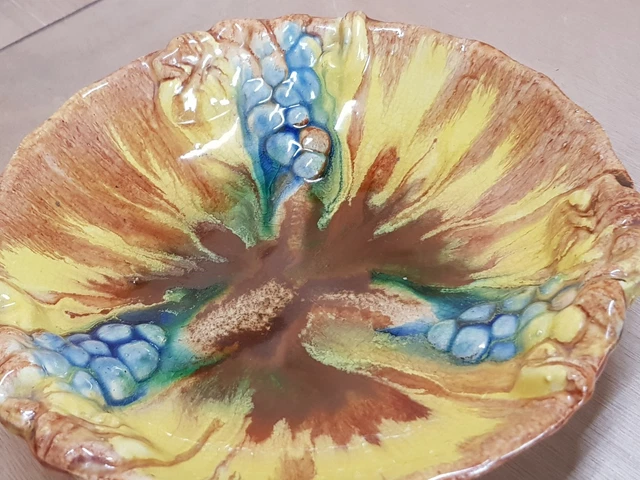 Ancien coupe a fruits en barbotine décor grappes de raisin et