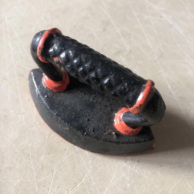 VINTAGE MINIATURE BLACK Cast Iron Sad Iron Raised Heart 3 11 85 