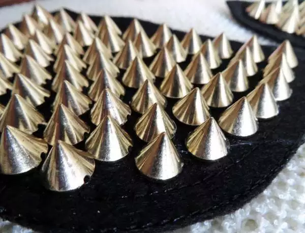 1 Paar Schulteraufnäher Zierleisten, schwarz mit goldenen Nieten / Spikes Epauletten