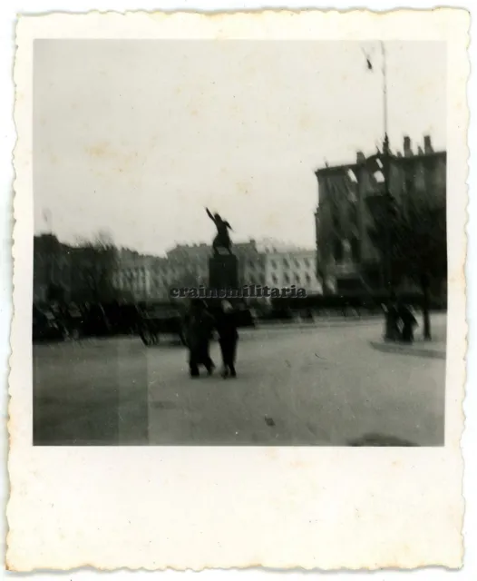 Orig. Foto Strassenszene b. Denkmal in zerstörtes WARSCHAU Polen 1939