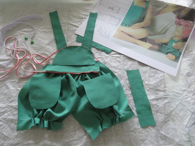 Kit De Découpe Pour Poupée 'Emilie' - Modes Et Travaux Août 2022 - Vêtements Et Accessoires Neufs