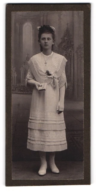 Fotografie unbekannter Fotograf und Ort, Portrait Mädchen im weißen Kleid zur K