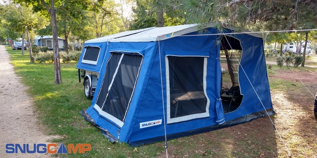 Zeltanhänger von SNUGCAMP Faltcaravan inkl. Bordwanderhöhung und Vorzelt, NEU