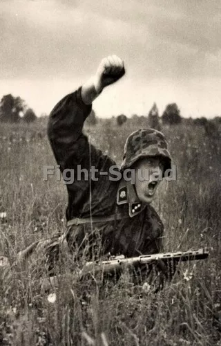 WW2 Picture Photo German Soldier Attack totenkopf 3318