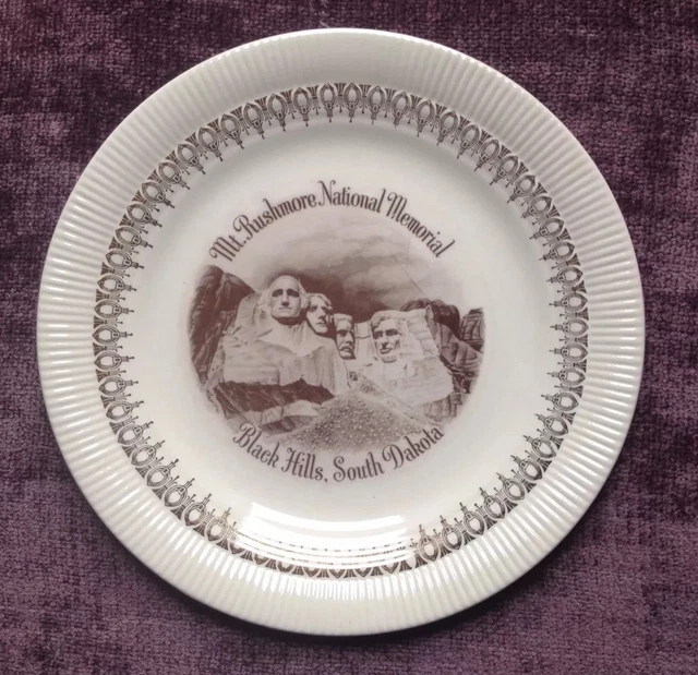 Mt. Rushmore National Memorial Plate *Black Hills, S. Dakota *22K Gold Trim