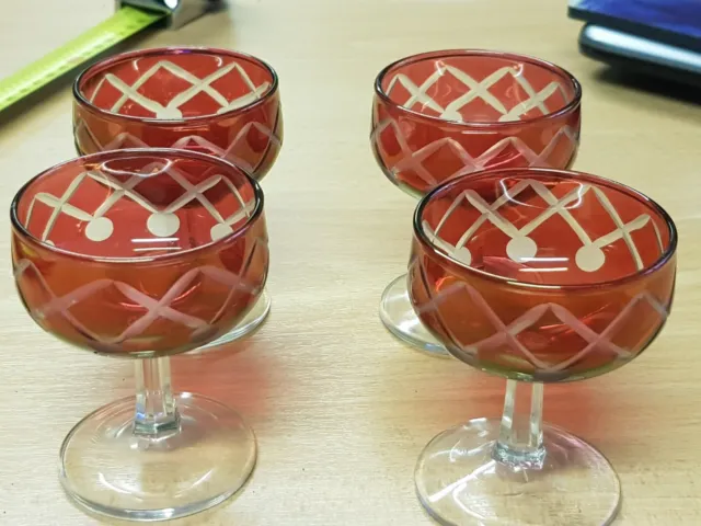 Série de 4 verres à porto ou vin blanc  en verre doublé rouge gravé a la roue