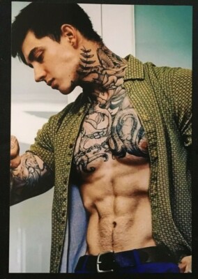SHIRTLESS MALE MUSCULAR Nude Naked Man Lite Beer Car Man Beefcake PHOTO
