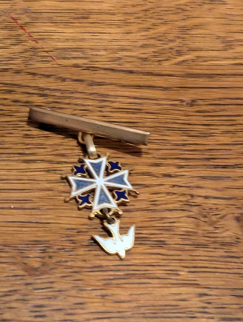 Broche en argent émaillée sertie de grenats, émeraudes, aigues