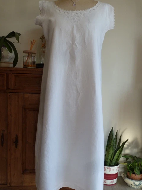 superbe chemise de nuit ancienne très longue en fil de lin  brodée main A.P  tbé