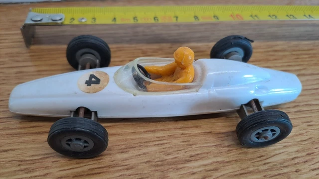 P655 FRANCE JOUETS VOITURE DE COURSE AN 2000 TOLE A CLE