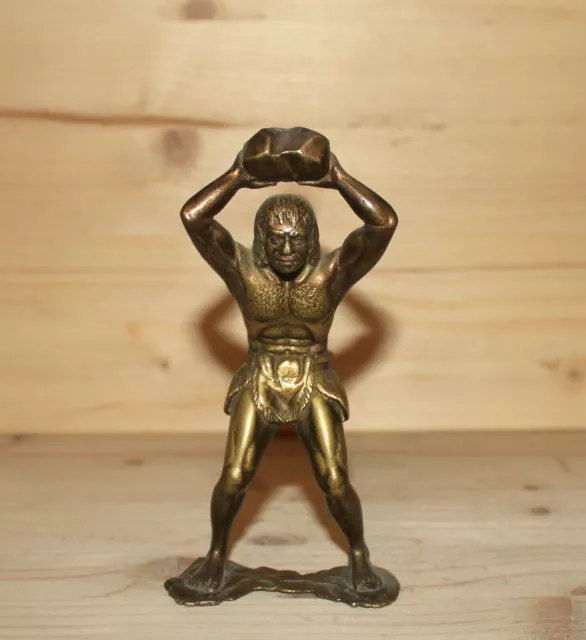 Figurine homme sauvage en laiton vintage faite à la main jetant des pierres